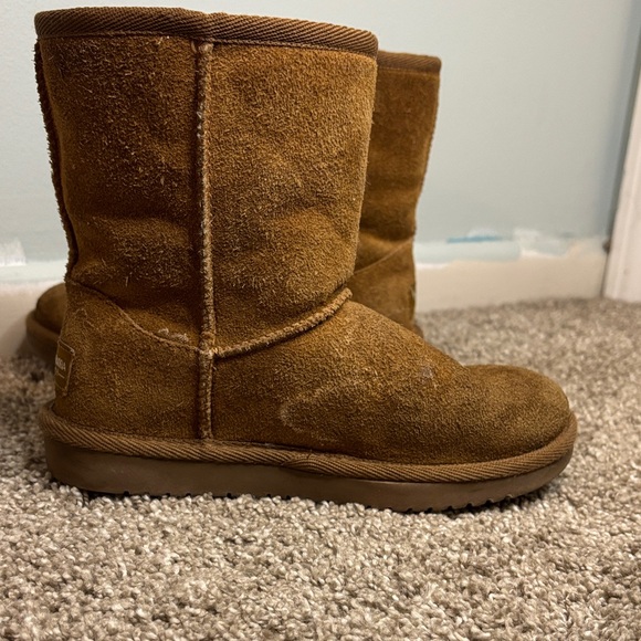 Koolaburra Tan Suede Boots with Treaded Sole - Picture 3 of 7